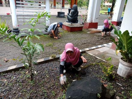 KERJA BAKTI PAMONG DESA DI LINGKUNGAN KANTOR DESAA BANGUNHARJO